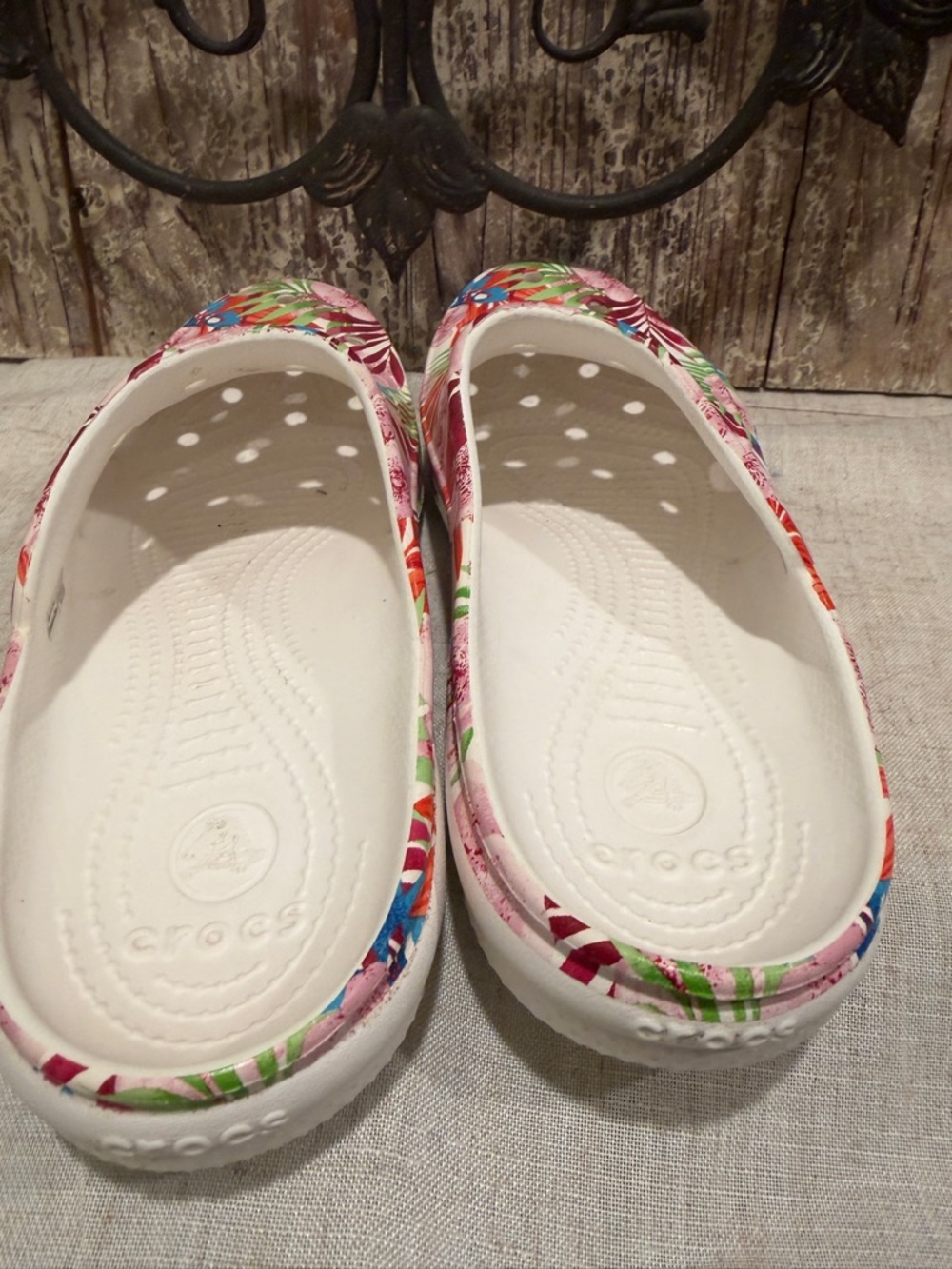 Crocs Freesail Graphic Clogs featuring a multicolor tropical floral print  w 10 - Picture 4 of 9